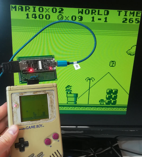 Photo d'une game boy munie de son interface HDMI